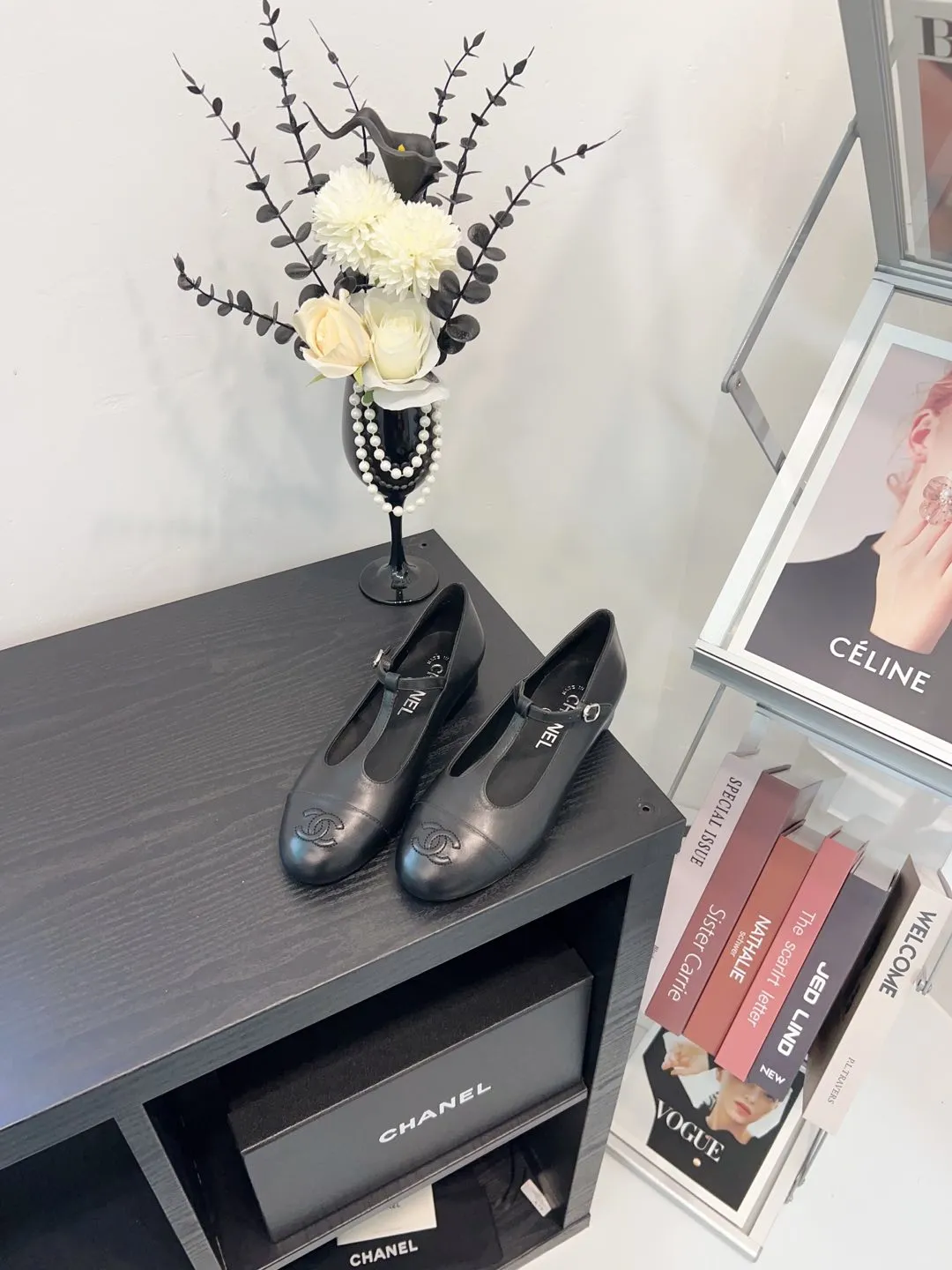 👟👟Ex-factory price 520👟👟 CHANEL Chanel classic three-color T-strap flat ballet shoes, Mary Jane shoes, Grandma Xiang’s consistent elegant ladylike temperament, full of high-end sense! It’s very nice on the feet~Whether it’s worn barefoot or paired with skirts or trousers, it’s very versatile! Incomparably beautiful! It’s so special. I’m very impressed with the details. (The version bought at the counter is developed and made according to the authentic 1:1 version. The details are perfect and more refined and durable. The upper foot is very pedicure-type. The key point is that it is very good and easy to control. ▪Fabric: Original custom-made mixed sheep. ▪Inner lining: imported sheepskin. ▪Outsole: Italian leather outsole. ▪Size: 35-39 (40, 41, 42 are custom-made and cannot be returned)